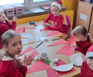 Dzieci wykonują pracę plastyczno-techniczną 