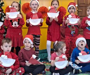 Dzieci prezentują prace plastyczno-techniczne.