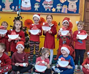 Dzieci prezentują prace plastyczno-techniczne.