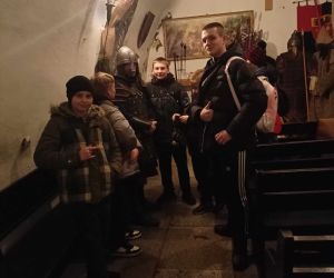 Uczniowie zwiedzają zbrojownię rycerską