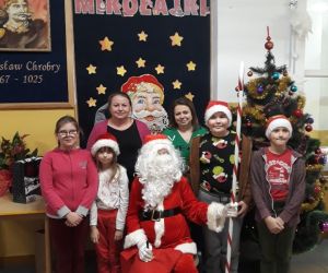 Klasa 4na wspólnym zdjęciu z Mikołajem