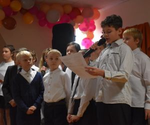 Uczniowie prezentują część artystyczną