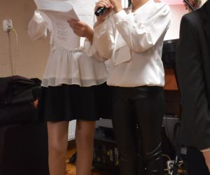 Dwie uczennice śpiewają piosenkę