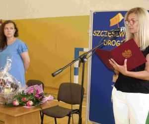 Pani dyrektor wygłasza przemowę. W tle wychowawczyni klasy VIII