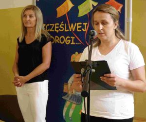 Przedstawicielka Rady Rodziców wygłasza przemowę. W tle pani dyrektor