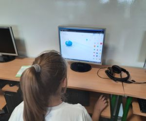 Uczennica projektuje w programie Tinkercad