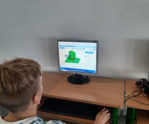 Uczeń projektuje choinkę w programie Tinkercad