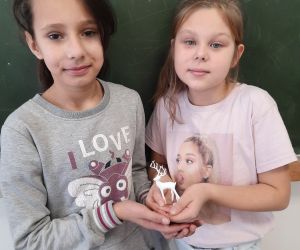 Uczennice trzymają wydrukowanego jelonka 