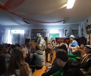 Aktorzy w roli trzech królów prowadzą wielbłądy