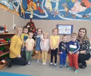 Dzieci z punktu przedszkolnego z wychowawczyniami w żółtych ubraniach