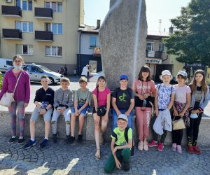 Uczniowie klasy V przy pomniku Polskiego Państwa Podziemnego