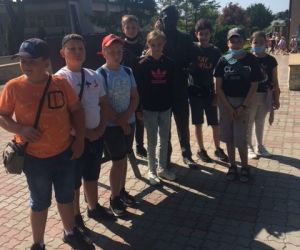 Uczniowie klasy IV i VI przy pomniku profesora Wiktora Zina