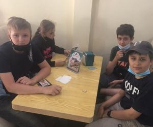 Uczniowie klasy VI przy stoliku w restauracji