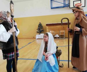 Uczniowie przebrani za Maryję, Józefa i babcię