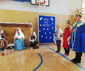 Uczniowie przebrani za Trzech Króli oraz za Maryje i Józefa