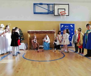 Scena finałowa - wszyscy uczniowie w strojach postaci występujących w jasełkach