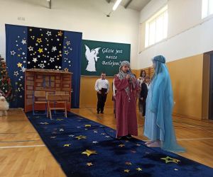 Józef i Maryja w drodze do stajenki 