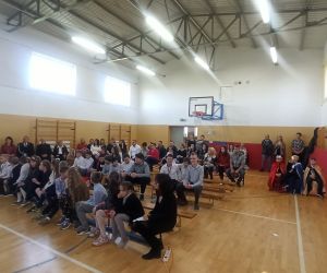 Uczniowie, nauczyciele, zaproszeni goście oraz rodzice oglądający przedstawienie jasełkowe