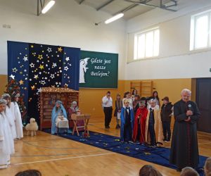   Ks.Kanonik składa życzenia społeczności szkolnej