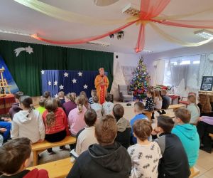 Przywitanie dzieci przez prowadzącego