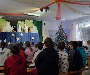 Uczniowie oglądają jasełka 