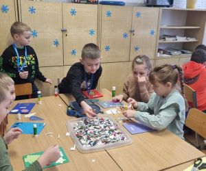  Dzieci wybierają elementy do przyklejenia na kartki