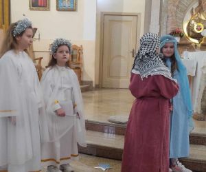 Uczniowie grający rolę Aniołów oraz Józefa i Maryję