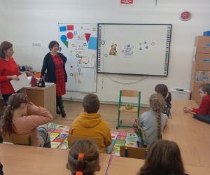 Uczniowie współpracują z prowadzącymi układając historyjkę