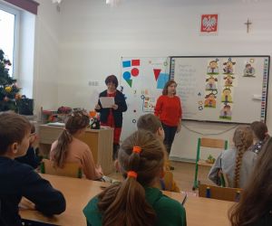 Prowadzące przedstawiają historyjkę na tablicy za pomocą określeń i obrazków