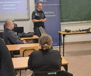 Funkcjonariusz opowiada uczniom o swojej pracy