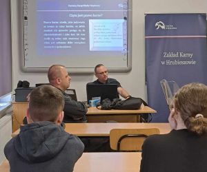 Funkcjonariusze przedstawiają uczniom specyfikę pracy w Zakładzie Karnym