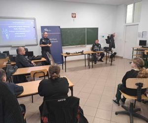 Uczniowie słuchają pogadanki