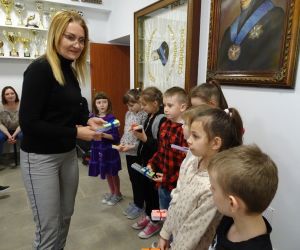 pani Dyrektor rozdaje nagrody rzeczowe uczniom klasy drugiej