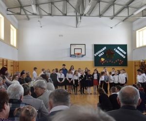 Uczestnicy uroczystej akademia z okazji Dnia Babci i Dziadka