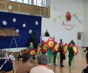 Przedszkolaki w  tańcu kwiatów