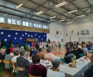 Dziadkowie oglądają jasełka w wykonaniu dzieci