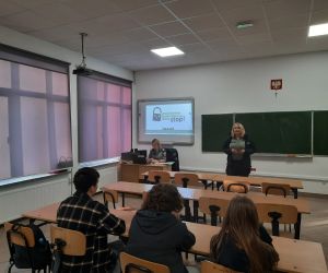 Uczniowie słuchają pogadanki KAS 