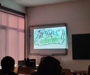 Uczniowie oglądają film pt. Jak uchronić się przed hazardem?