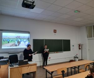 Nauczycielka i uczennica przybliżają fakty związane z Holocaustem