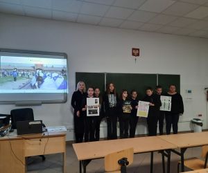 Nauczycielki i uczniowie biorący udział w projekcie Krokus