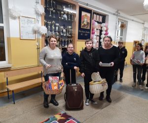 Klasa 4 i nauczycielki prezentują pomysłowe rozwiązania