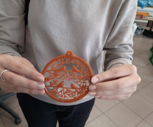 Uczennica trzyma ażurową bombkę 3D