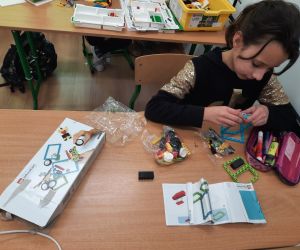 Uczennica buduje pojazd