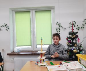 Uczeń kończy budowę konstrukcji