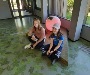 Dwie uczennice klasy VII przy ekspozycji muzealnej