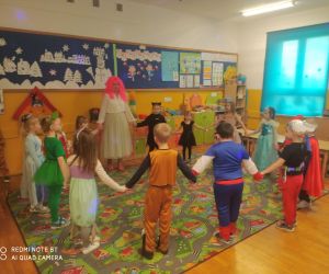 Dzieci tańczą z Panią w kółeczku.