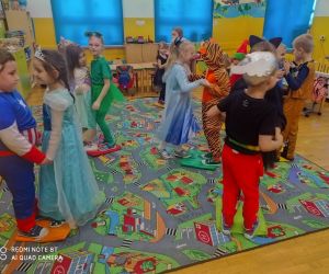 Dzieci tańczą w parach na krążkach piankowych.