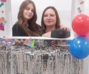 Nauczycielka z uczennicą w fotobudce