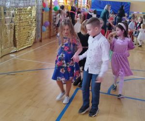 Uczniowie klas młodszych tańczą Belgijkę