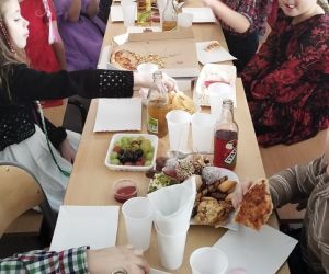 Dzieci z młodszej grupy podczas poczęstunku przy stole